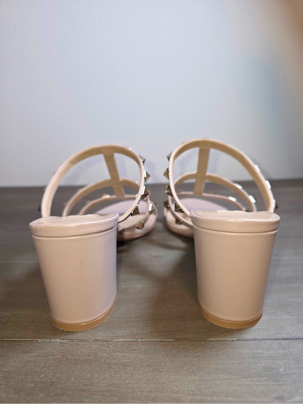 Valentino Garavani Beige Leather Pyramid-Stud Slide Sandal - Picture 6 of 11
